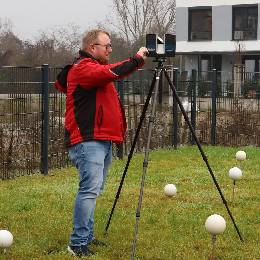 Vermessungsmitarbeiter beim Laserscanning